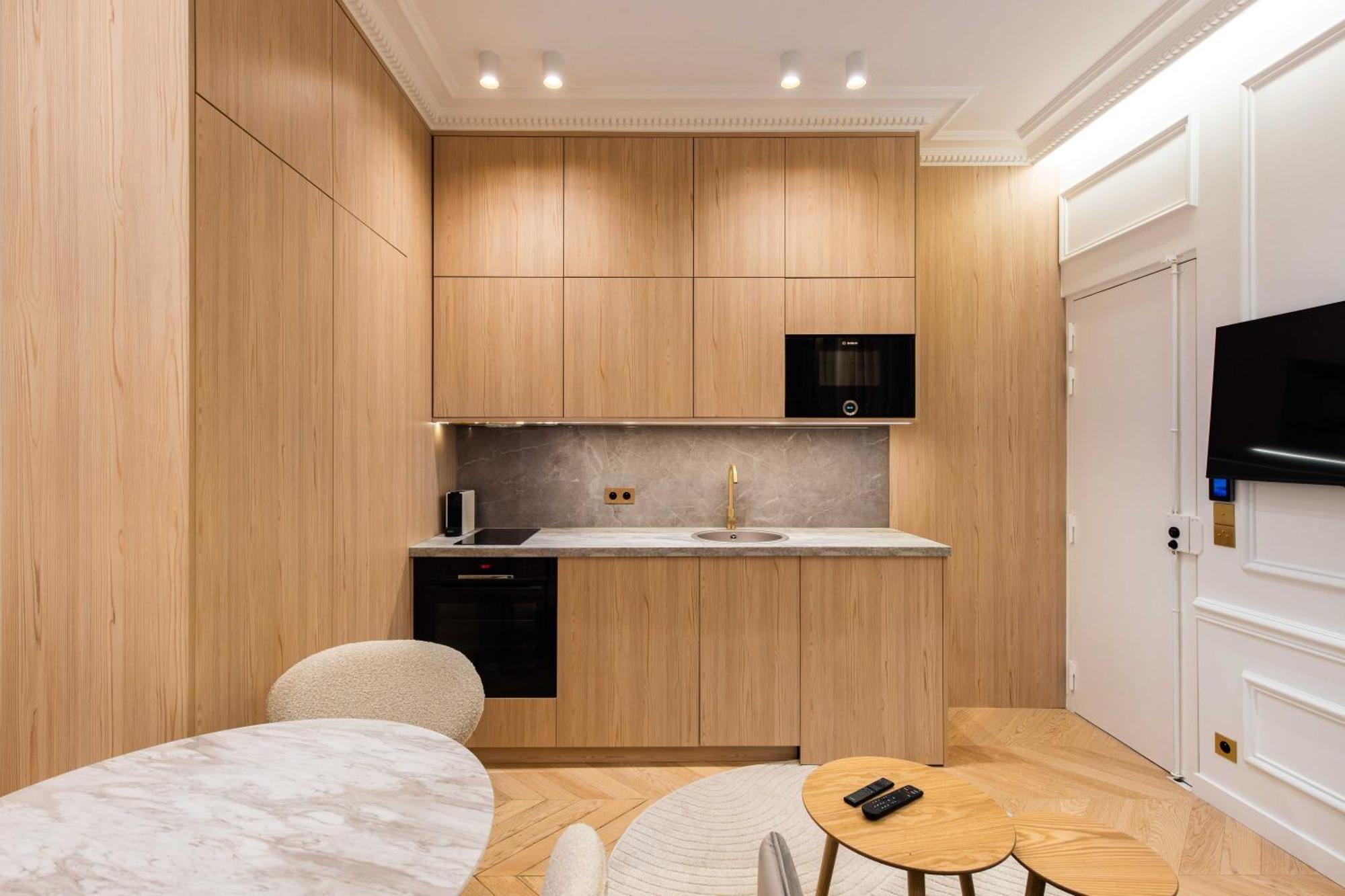 Modern Near Place De La Nation *