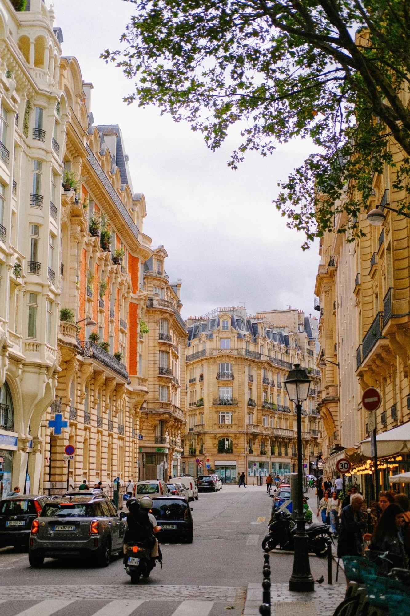 Modern Near Place De La Nation